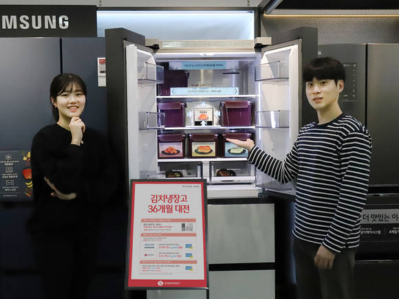 ▲롯데하이마트(대표이사 이동우)가 김장 시즌을 맞이해 오는 30일까지 '김치냉장고 36개월 무이자대전'을 진행한고 6일 밝혔다. 서울 강남구 롯데하이마트 대치점에서 모델들이 행사 제품을 선보이고 있다.(사진제공=롯데하이마트)