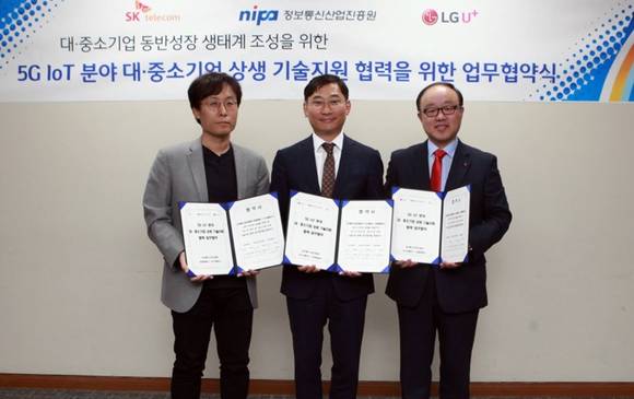 ▲최낙훈 SK텔레콤 5GX IoT/데이터그룹장(왼쪽부터), 김득중 정보통신산업진흥원 AI융합산업본부장, 박상봉 LG유플러스 품질센터장이 5G IoT 분야 상생협력 생태계 조성을 위한 업무협약을 체결한 뒤 기념촬영을 하고 있다. / 사진=SK텔레콤