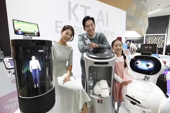 ▲KT는 인공지능(AI) 플랫폼 ‘기가지니 인사이드’를 파트너사 단말에 탑재한다고 밝혔다. KT 홍보모델들이 KT의 AI 디바이스들을 소개하고 있다. / 사진=KT