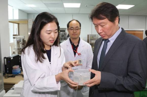 ▲SK바이오팜이 개발한 뇌전증 치료제 ‘엑스코프리’가 22일 미국 FDA로부터 신약 승인을 받았다. SK바이오팜은 후보물질 발굴부터 임상개발, 신약 허가까지 전 과정을 독자 수행한 국내 최초의 제약사가 됐다. 사진은 최태원 SK그룹 회장(오른쪽)이 2016년 6월 경기도 판교에 위치한 SK바이오팜을 방문해 연구진으로부터 개발 중인 신약 물질에 대한 설명을 듣는 모습.