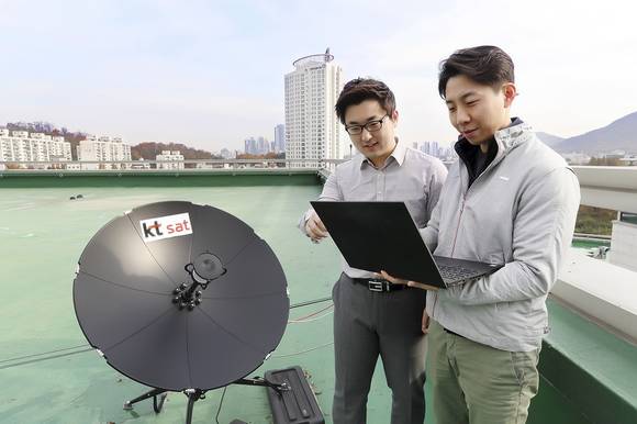 ▲KT SAT이 KT의 5G 네트워크와 적도 상공 3만6000km 우주에 있는 무궁화 위성 6호를 연동해 데이터를 주고 받는 위성 5G 기술 시험에 세계 최초로 성공했다고 밝혔다. KT SAT과 KT융합기술원의 5G 연구원들이 KT연구개발센터에서 위성 5G 시험 결과를 확인하고 있다. / 사진=KT
