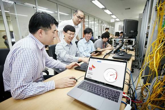 ▲SK브로드밴드는 다파장 유선 가입자망 가상화 기술을 개발했다고 25일 밝혔다. / 사진=SK브로드밴드