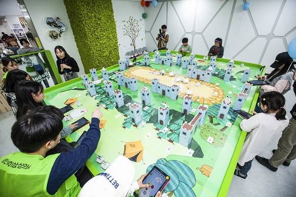 ▲‘용인어린이상상의숲’에 문을 연 ‘티움 드림랩 미래직업연구소’에서 어린이들이 3.1운동 100주년을 기념한 콘텐츠 ‘알버트 독립영웅구하기’를 체험하고 있다. / 사진=SK텔레콤