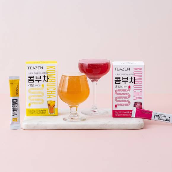 ▲티젠의 '콤부차 레몬'과 '콤부차 베리' 제품이 겨울철 면역력 증가를 위해 유산균 제품을 찾는 사람들에게 주목받고 있다. (사진제공=티젠)