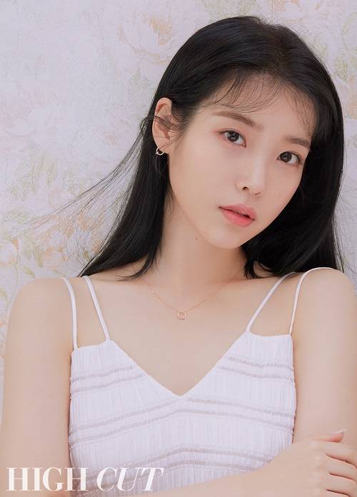 ▲제이에스티나가 가수 겸 배우로 활동 중인 아이유를 새 모델로 발탁했다. (사진제공=제이에스티나)