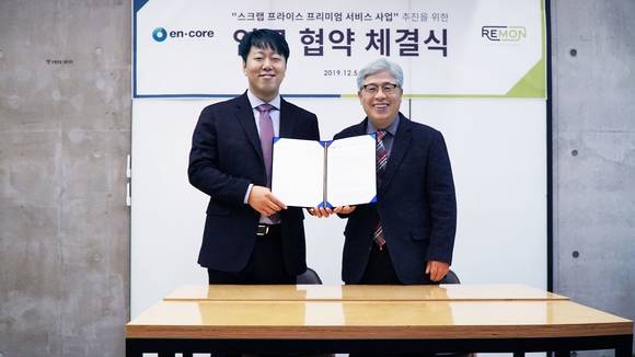 ▲이화식 엔코아 대표(오른쪽)와 정민수 래몬 대표가 스크랩 프라이스 프리미엄 서비스 추진 업무협약을 체결한 뒤 기념촬영을 하고 있다. / 사진=엔코아