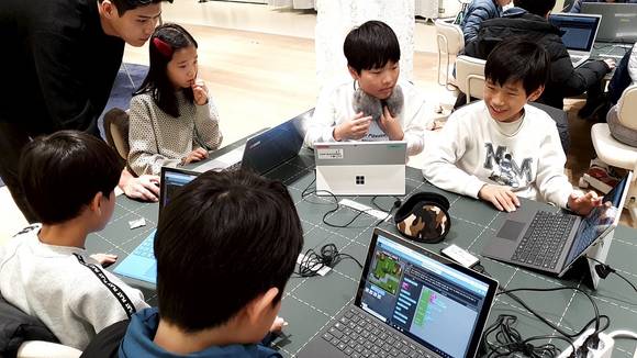 ▲SK텔레콤과 마이크로소프트는 이 달부터 서울, 부산 등 5개 도시 매장에서 블록형 건설 게임 ‘마인크래프트’를 활용한 코딩 무료 교육을 실시한다. 사진은 지난달 30일 SK텔레콤 서울 보신각점에서 진행된 초등생 대상 마인크래프트 활용 코딩 시범교육 모습 / 사진=SK텔레콤