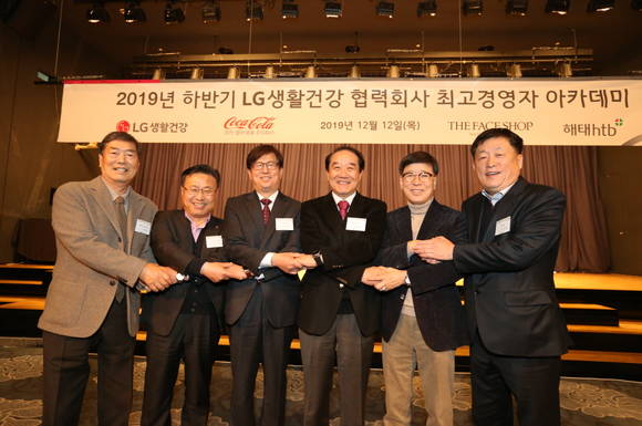 ▲LG생활건강은 12일 서울 강서구 메이필드호텔에서 협력회사 대표등 300여명이 모인 가운데 '하반기 협력회사 최고경영자 아카데미'를 개최했다. 자리에 참석한 고영일 영일유리공업 대표이사(사진 왼쪽부터)와 류재민 LG생활건강 전무, 방복남 한국에스피아이 대표이사, 박춘석 주풍테크 대표이사, 장태수 화인웹테크 대표이사, 이문영 LG생활건강 구매부문장이 상생 협력을 다짐하는 악수를 나누고 있다.(사진제공=LG생활건강)