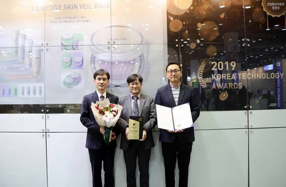 ▲아모레퍼시픽은 서울 삼성동 코엑스에서 개최된 ‘2019년 대한민국 산업기술 R&D 대전’에서 '2019년 대한민국 기술대상 산업통상자원부 장관상'을 수상했다. 시상식에 참석한 김경남 아모레퍼시픽 기술연구원 메이크업연구팀장(사진 왼쪽부터), 박영호 아모레퍼시픽 기술연구원장, 정춘복 아모레퍼시픽 수석연구원이 기념 촬영을 하고 있다.(사진제공=아모레퍼시픽)