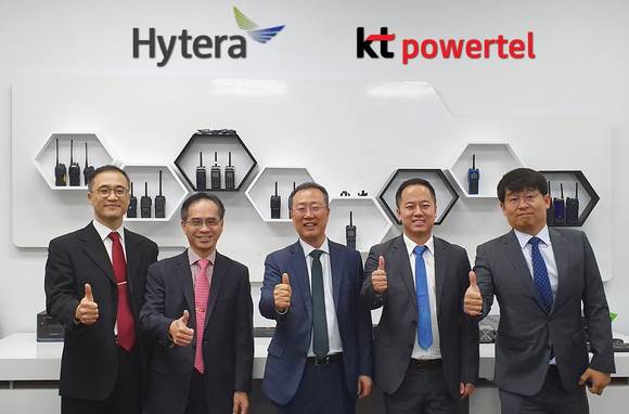 ▲KT파워텔은 중국 하이테라와 손잡고 아·태 LTE 무전통신시장에 진출한다. 안영신 KT파워텔 글로벌전략팀장(왼쪽부터), 엠케이 웡 하이테라 해외영업 부사장, 김윤수 KT파워텔 사장, 테리 펑 하이테라 남태평양 지사장, 김대윤 하이테라 한국지사 이사가 글로벌 진출 회의를 마친 뒤 기념촬영을 하고 있다. / 사진=KT파워텔