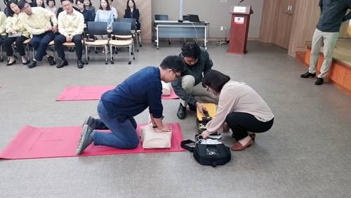 ▲ADT캡스의 경호팀이 경인지방우정청 직원 90여 명을 대상으로 ‘심폐소생술 강의’를 진행했다. (사진제공=ADT캡스)