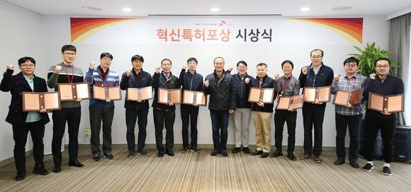 ▲23일 경기도 이천 SK하이닉스 영빈관에서 열린 ‘제2회 혁신특허포상 시상식’에서 SK하이닉스 윤석철 D램 개발 TL(왼쪽 여섯 번째부터), 이석희 CEO 사장, 김동섭 대외협력총괄 사장 등 참석자들이 기념촬영을 하고 있다. / 사진=SK하이닉스