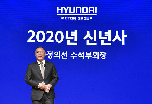▲정의선 현대차그룹 수석부회장이 2일 서울 양재동 본사 대강당에서 열린 2020년 신년회 자리에서 새해 메시지를 발표하고 있다. (사진제공=현대차그룹)