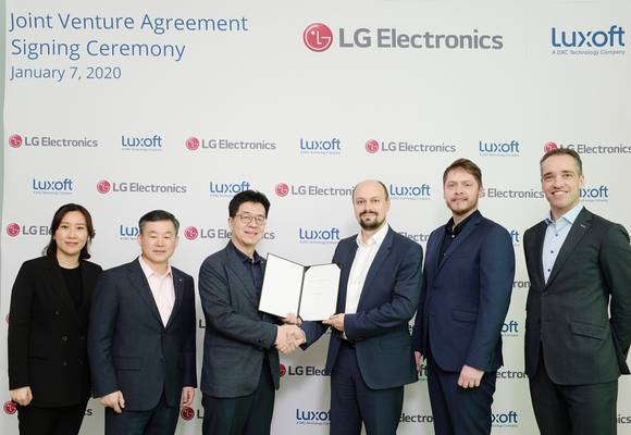 ▲박일평 LG전자 CTO(왼쪽 세 번째)와 미하일 비코브 룩소프트 오토모티브 솔루션즈 부사장(네 번째)이 7일(현지시간) 미국 라스베이거스에서 조인트벤처 설립 협약을 맺은 뒤 악수하고 있다. / 사진=LG전자