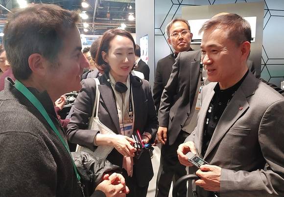 ▲LG유플러스는 ‘CES 2020’에서 구글과 증강현실(AR) 콘텐츠 분야에서의 협력을 공식화했다. 사진은 하현회 LG유플러스 부회장이 CES 2020 전시장에서 구글 주요 경영진을 만나고 있는 모습. / 사진=LG유플러스