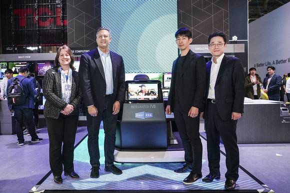 ▲루시 루티스하우저 싱클레어 CFO(왼쪽부터), 케빈 게이지 캐스트닷에라 대표 겸 COO, 이종민 SK텔레콤 테크이노베이션그룹장, 김진중 SK텔레콤 밸류그로스그룹장이 CES 전시장 SK부스에서 캐스트닷에라의 ATSC3.0 방송 서비스를 선보이고 있다. / 사진=SK텔레콤