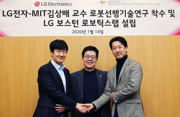 ▲김상배 MIT 교수(오른쪽부터), 박일평 LG전자 CTO, 백승민 LG전자 로봇선행연구소장이 14일 LG전자 서초R&D캠퍼스에서 만나 기념촬영을 하고 있다. / 사진=LG전자