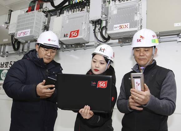 ▲통신 3사가 광주광역시 지하철 전 노선에 5G 설비를 공동 구축하고 5G 서비스 개통을 완료했다고 17일 밝혔다. 통신 3사 네트워크 담당자들이 광주광역시 금남로 5가역에서 5G 네트워크 품질을 점검하고 있다. / 사진=KT