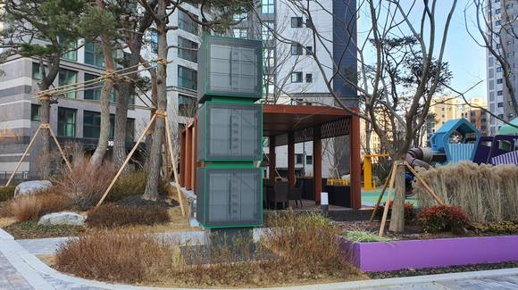 ▲실외 미세먼지 저감설비가 설치된 모습. (사진제공=삼성물산)