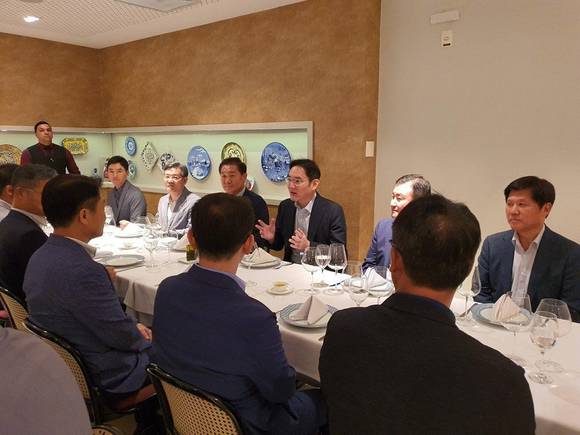 ▲이재용 삼성전자 부회장이 설 연휴 기간 브라질을 찾아 명절 현장경영을 이어갔다. 이 부회장(뒷줄 오른쪽 세 번째)이 브라질 현지에서 근무하는 임직원과 대화하고 있다. / 사진=삼성전자