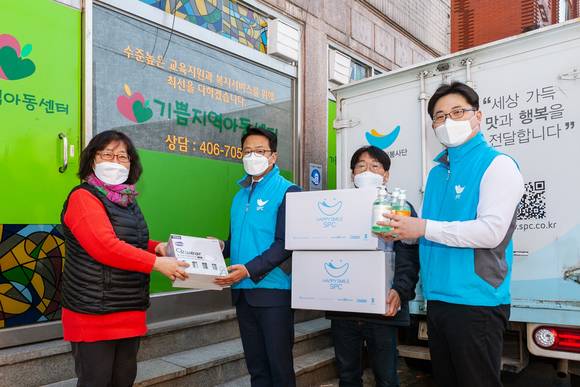▲SPC행복한재단 관계자들이 지역아동센터에 신종 코로나 바이러스 예방용품을 전달하고 있다.(사진제공=SPC)