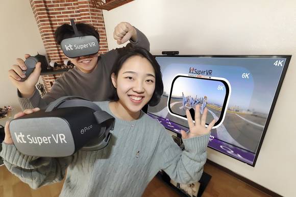 ▲KT가 개인형 VR 서비스 ‘슈퍼VR’을 통해 다음달부터 8K VR 스트리밍 상용 서비스를 제공한다. KT 모델들이 슈퍼VR로 8K VR 스트리밍 서비스를 체험하고 있다. / 사진=KT
