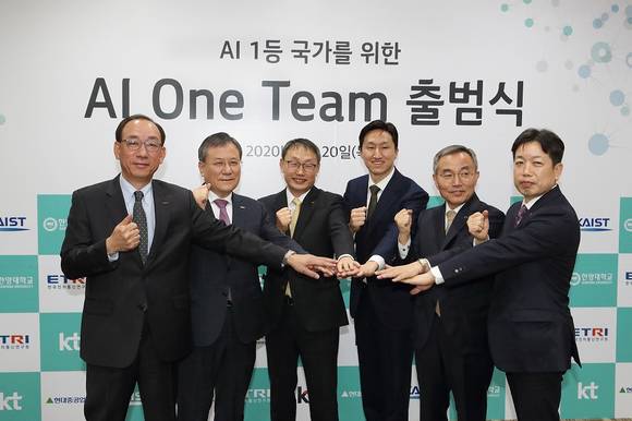 ▲김명준 ETRI 원장(왼쪽부터), 신성철 KAIST 총장, 구현모 KT 대표이사 내정자, 정기선 현대중공업지주 부사장, 김우승 한양대 총장, 장석영 과기정통부 차관이 20일 대전 KAIST 본관 회의실에서 ‘AI 원팀(One Team)’ 결성 협약식을 마친 뒤 기념사진을 찍고 있다. / 사진=KT