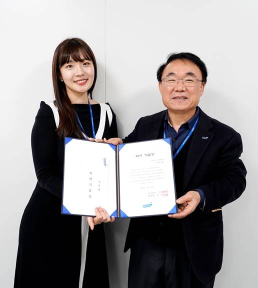 ▲최다특허상을 수상한 전지현 대리(왼쪽)가 강학희 기술원장(오른쪽)과 사진을 찍고 있다. (사진제공=한국콜마)