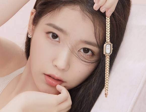 ▲제이에스티나가 뮤즈 아이유와 함께 화이트데이를 맞아 새로운 비주얼 컷을 공개했다. (사진제공=제이에스티나)