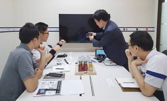 ▲SK텔레콤은 5G 특화 서비스 분야에서 혁신적인 스타트업을 발굴해 육성하는 ‘5GX 트루 이노베이션 엑셀러레이터‘ 프로그램을 실시한다고 26일 밝혔다. 사진은 지난해 5GX 트루 이노베이션 엑셀러레이터 프로그램에 선발된 스타트업들이 서울 을지로 신한 L타워 내 ’트루 이노베이션 랩‘에서 미팅에 참여하고 있는 모습 / 사진=SK텔레콤