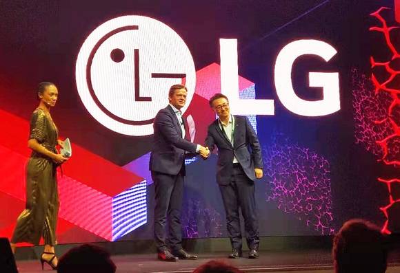 ▲LG전자가 독일 자동차 제조그룹 다임러 AG로부터 우수 공급사로 선정됐다. 사진은 은석현 LG전자 VS스마트사업부장(오른쪽)이 독일 다임러 본사에서 열린 시상식에서 수상하는 모습 / 사진=LG전자