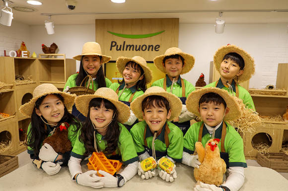 ▲풀무원은 동물복지 교육과 농장 경영 체험을 결합한 ‘동물복지 달걀 농장’을 운영하고 있다. 체험에 참여한 어린이들이 기념 촬영을 하고 있다.(사진제공=풀무원)