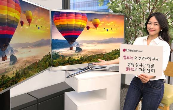 ▲LG헬로비전이 헬로tv 전체 실시간 채널을 풀HD로 전환했다. LG헬로비전 모델이 풀HD급 화질의 헬로tv를 소개하고 있다. / 사진=LG헬로비전
