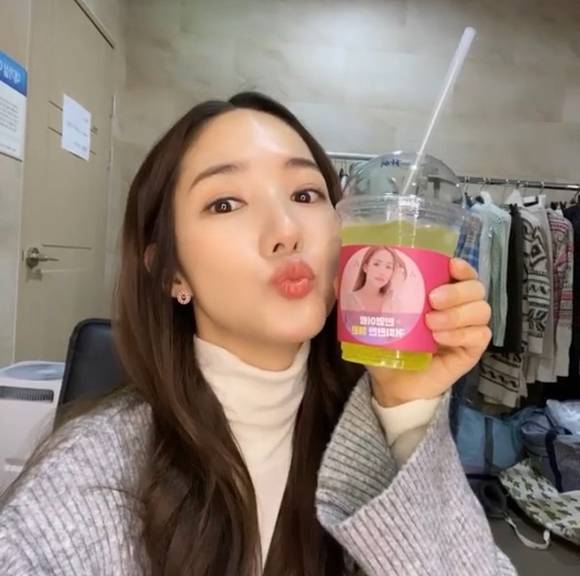 ▲ 제이에스티나 피오니 귀걸이를 착용한 박민영. (사진제공=제이에스티나)