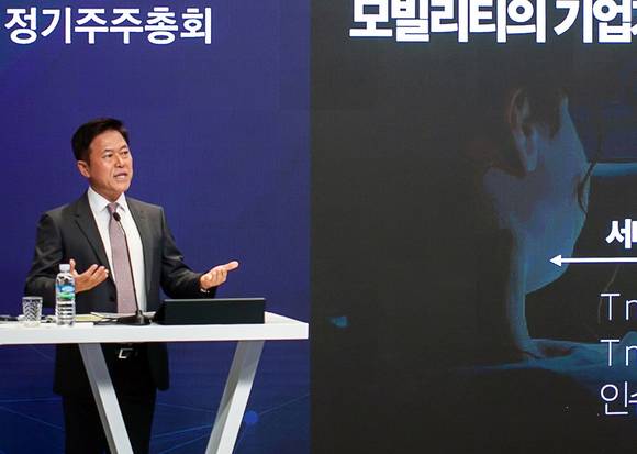 ▲지난해 3월 열린 제35기 정기주주총회에서 박정호 사장이 SK텔레콤 본사 사옥 4층 수펙스홀에서 주주들에게 경영성과, 사업비전을 설명하고 있다. / 사진=SK텔레콤