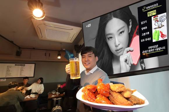 ▲KT는 소상공인이 매장 내 TV를 광고판처럼 활용할 수 있는 ‘우리가게tv’ 서비스를 23일부터 3년간 무상 제공한다. KT 모델들이 우리가게tv 서비스를 소개하고 있다. / 사진=KT