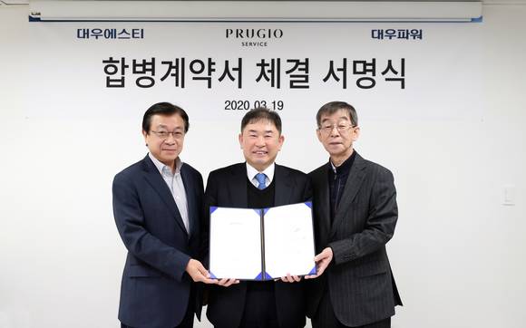 ▲지난 19일 푸르지오서비스 본사에서 3개 자회사의 합병계약이 진행됐다. 왼쪽부터 지홍근 대우에스티 대표, 윤우규 푸르지오서비스 대표, 장복수 대우파워 대표. (사진제공=대우건설)