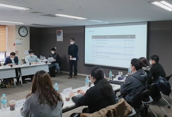 ▲KT가 과학기술정보통신부와 협력해 코로나19의 확산예측 모델을 개발하는 연구기관들과 ‘코로나19 확산예측 연구 얼라이언스’를 구축한다. 지난 18일 서울시 중구 한국데이터산업진흥원에서 열린 코로나19 확산예측 연구 얼라이언스 사전 미팅에서 변형균 KT AI/빅데이터서비스담당 상무가 발표하고 있다. / 사진=KT