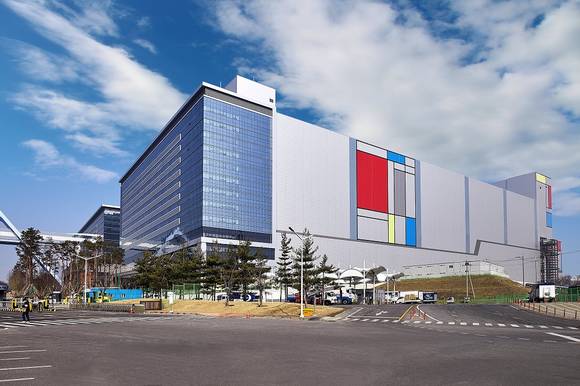 ▲삼성전자의 EUV 전용 반도체 생산라인 ‘V1 라인’ / 사진=삼성전자