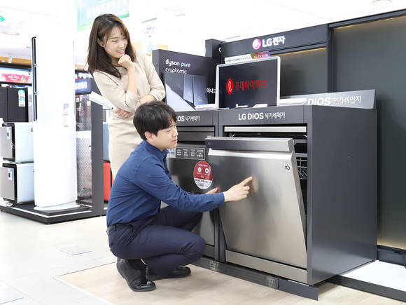 ▲롯데하이마트 홍보 모델들이 사피아노 식기세척기를 보고 있다.(사진출처=롯데하이마트)