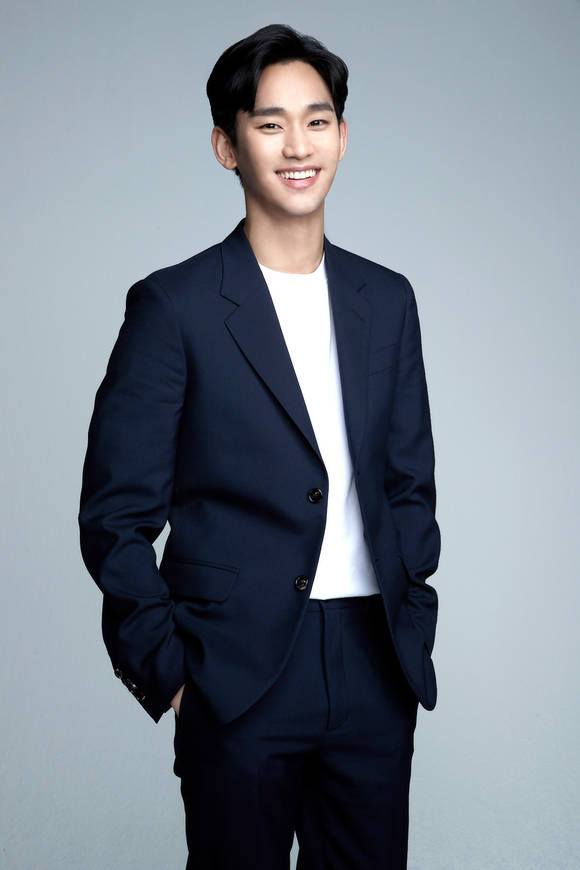 ▲하나은행 새 광고모델로 합류한 배우 김수현의 모습.(사진제공=하나은행)