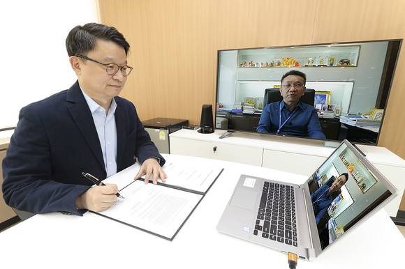 ▲KT가 태국 자스민그룹의 IPTV 사업자 3BB TV와 IPTV 서비스 공급계약을 체결했다. 김영우 KT 글로벌사업본부장과 수폿 산얍피시쿨 3BB TV 사장이 화상회의를 하며 계약을 체결하고 있다. / 사진=KT