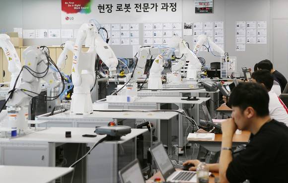 ▲LG전자가 협력사의 코로나19 극복을 돕기 위해 제조 경쟁력과 생산성을 높이기 위한 스마트 팩토리 구축을 지원한다. 사진은 경기도 평택 LG전자 러닝센터에서 협력사 직원들이 로봇 자동화 교육을 받는 모습 / 사진=LG전자