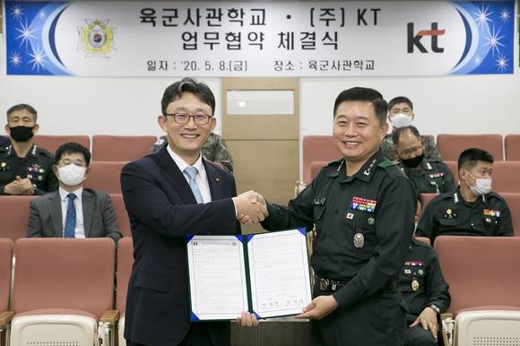 ▲박윤영 KT 기업부문 사장(왼쪽)과 정진경 육군사관학교장이 업무협약을 체결한 뒤 기념사진을 찍고 있다. / 사진=KT