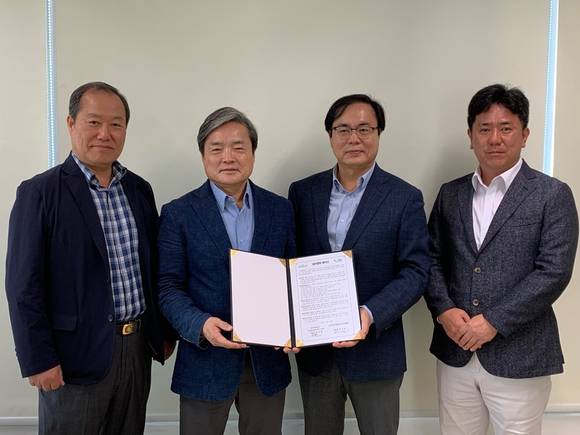 ▲이창주 인하대 교수(왼쪽부터), 양유길 한국클라우드산업협회 부회장, 명승환 인하대 교수, 민영기 한국클라우드산업협회 사무국장이 업무협약을 맺은 뒤 기념촬영을 하고 있다. / 사진=한국클라우드산업협회