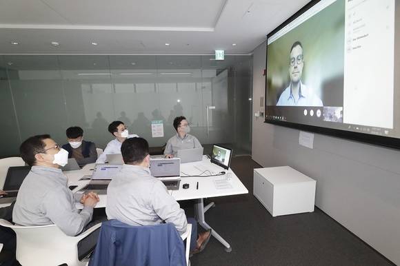 ▲KT가 빌&멜린다 게이츠 재단의 투자를 받아 감염병 대비를 위한 차세대 방역 연구를 진행한다. 변형균 KT AI/빅데이터서비스담당 상무(왼쪽 첫 번째)와 댄 와튼도프 빌&멜린다게이츠재단 혁신기술솔루션담당 이사(화면 속) 등 관계자들이 ICT 기반 감염병 대응 연구를 위한 화상미팅을 하고 있다. / 사진=KT