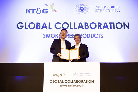 ▲KT&G-PMI 글로벌 콜라보레이션 계약 체결식에서 백복인 KT&G 대표이사 사장(왼쪽)과 안드레 칼란조풀로스(André Calantzopoulos) PMI 최고경영자(오른쪽)가 계약서에 서명 후 기념촬영을 하고 있다.(사진제공=KT&G