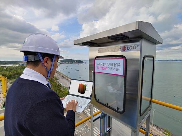 ▲LG유플러스가 스마트폰 5G망과 분리된 5G 기업전용망 서비스를 출시한다. LG유플러스 관계자가 충남 당진 GS EPS 공장에서 5G 기업전용망 서비스를 통한 레벨센서 함체를 점검하고 있다. / 사진=LG유플러스