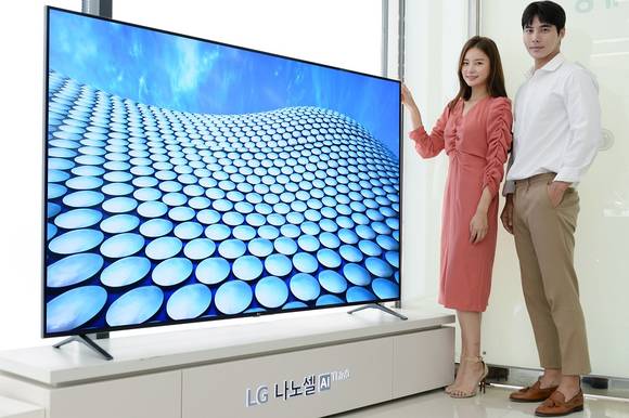 ▲LG전자가 65형 화면에 8K 해상도를 구현한 나노셀 TV 신제품 2종을 출시한다. 모델들이 나노셀 TV를 소개하고 있다. / 사진=LG전자