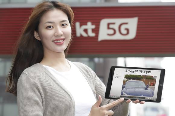 ▲KT가 디지털 홍보 경쟁력 강화를 위해 ‘광화문 2번출구’라는 통합 SNS 채널을 운영한다. KT 직원이 광화문 2번출구 유튜브를 소개하고 있다. / 사진=KT